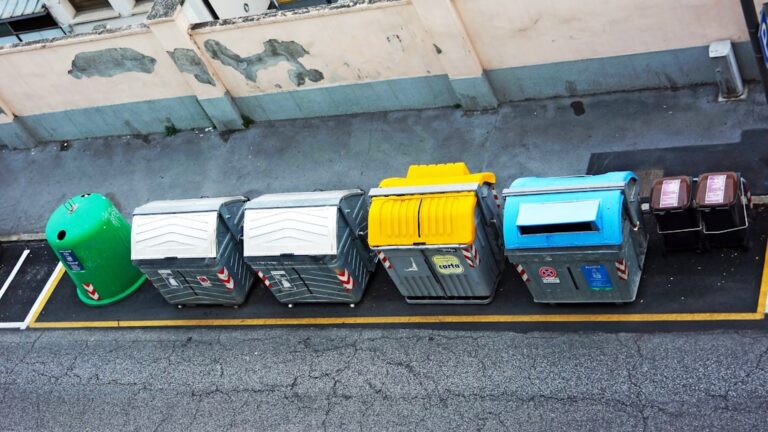 Uma Fileira De Latas De Lixo Sentadas Ao Lado De Uma Estrada y1b9cm1OYvc
