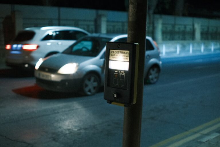 Carros Dirigindo a Noite Perto De Um Botao De Travessia De Pedestres FlaVmtgzoP0