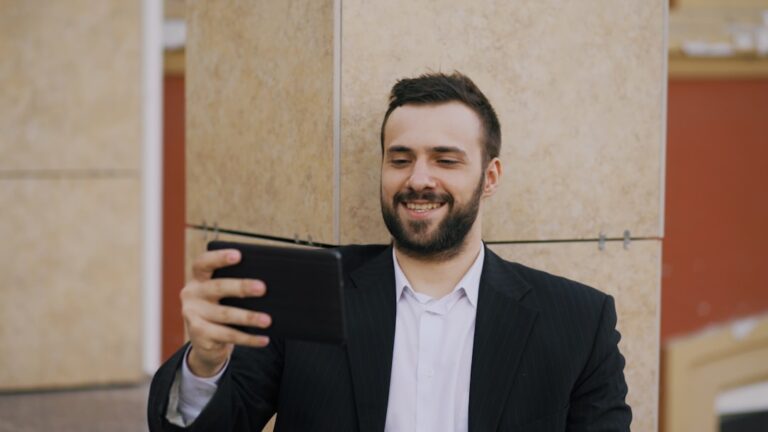 Homem De Terno Sorrindo Enquanto Olha Para O Tablet 3HIMo3EGwpk