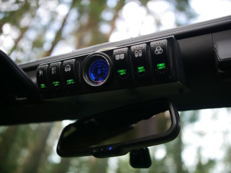 O Painel De Um Carro Com Um Relogio Nele Fd5 oKgjM_I