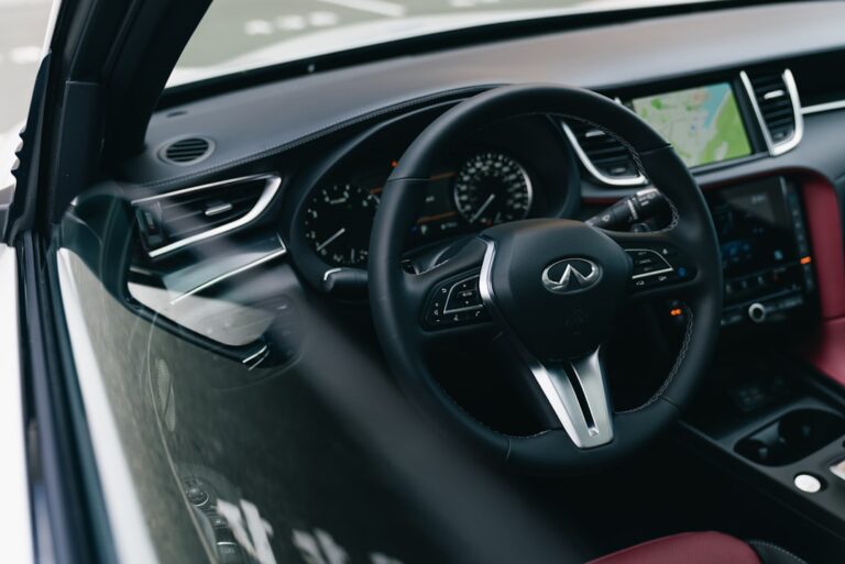 Interior Do Carro Moderno Com Bancos De Couro E Tela De Navegacao 2gybIHnDHd8