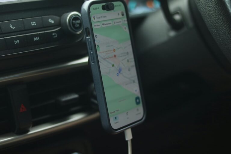 Smartphone Com Aplicativo De Navegacao Montado No Carro xdEeISgxyBI