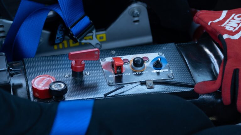 Um Close up De Uma Pessoa Trabalhando Em Uma Maquina H DWrUWP2eA