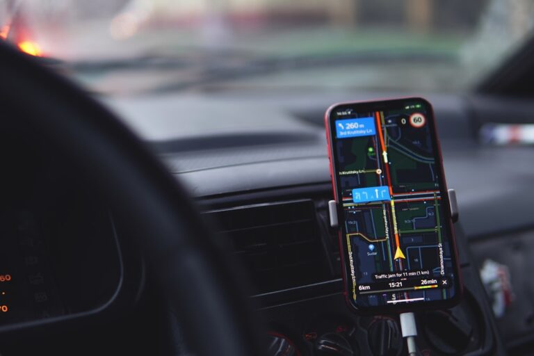 Um Telefone Celular Esta Conectado a Um Carregador De Carro 7NEOeWO01SY