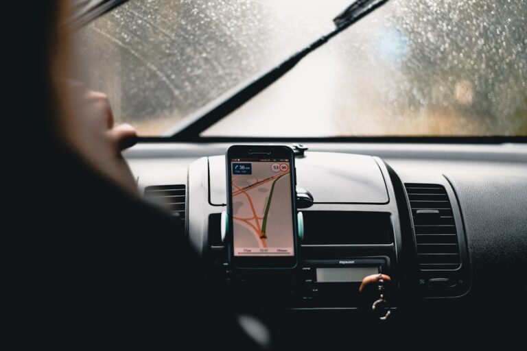 Uma Pessoa Segurando Um Telefone Celular Em Um Carro Djh1mpoiGGY