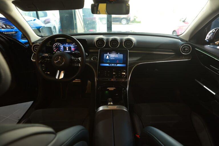 O Interior De Um Carro Com Um Painel E Volante aRVSQusvwY8