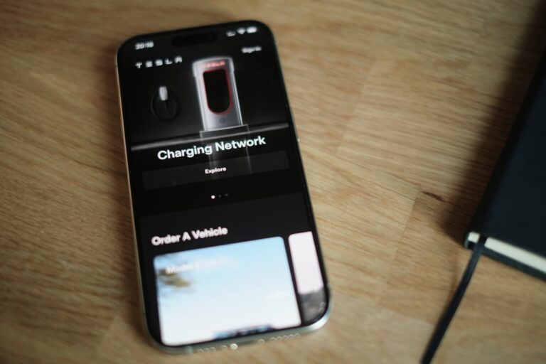 Um Telefone Celular Sentado Em Cima De Uma Mesa De Madeira D6S6h8lqpF4