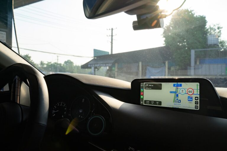 Dentro De Um Carro Olhando Para O Gps AAhnWrD_8vk