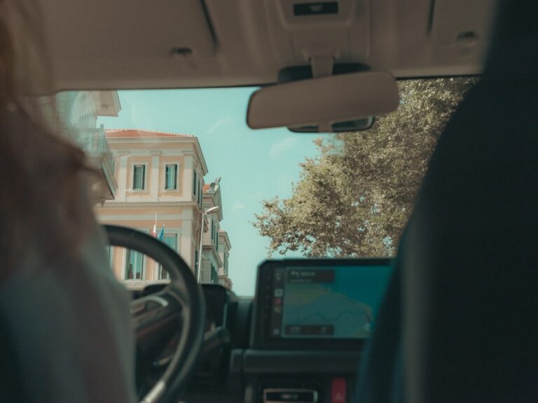 Dirigindo Pela Cidade Europeia Com Edificios Historicos dX9feQRB8M0