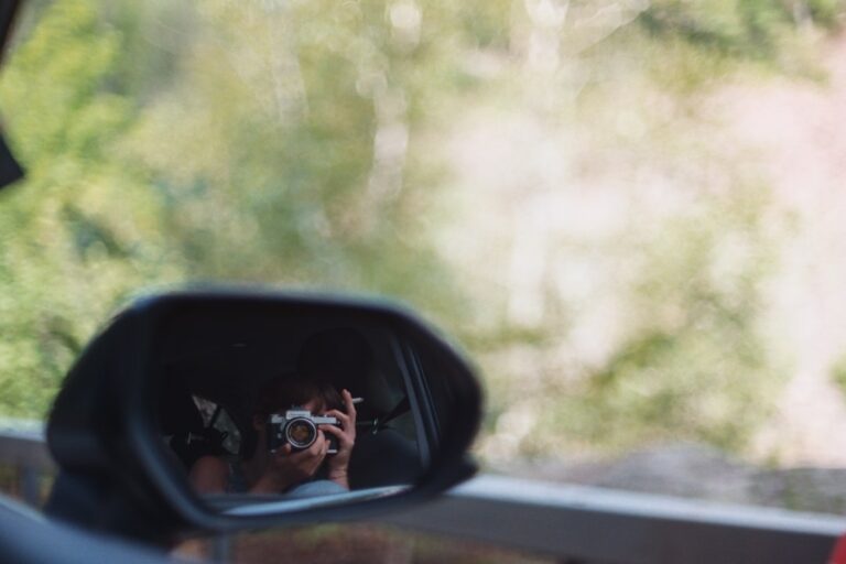 Uma Mulher Tirando Uma Foto De Si Mesma No Espelho Lateral De Um Carro eSYtGoEnPR0