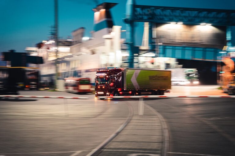 Onibus Vermelho Na Estrada Durante O Dia ru9dBbfgyuw