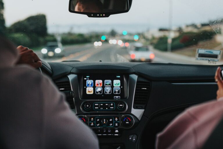 Pessoa Dirigindo Carro Na Estrada Durante O Dia Q18 3rxk0k8