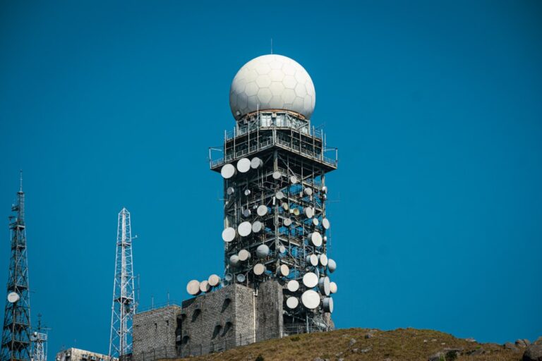 Uma Torre Muito Alta Com Um Monte De Antenas Em Cima Dela rp02MI9nV6c