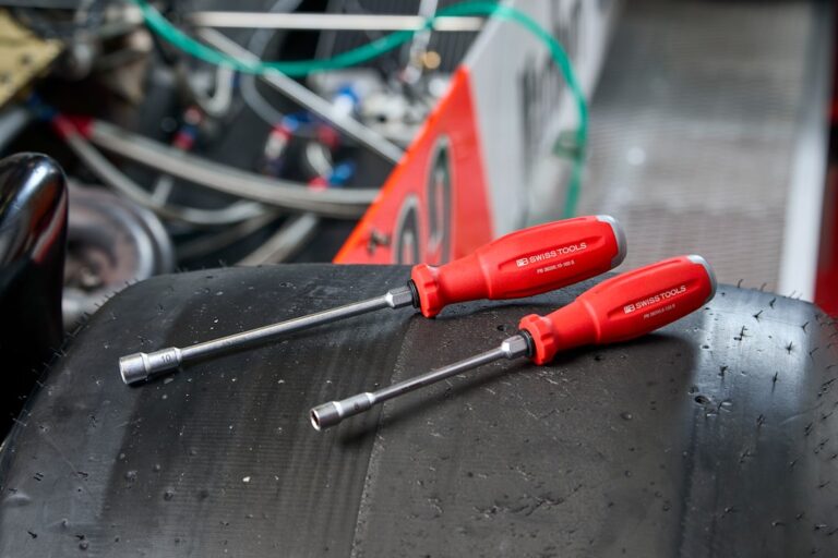 Dois Soquetes Com Cabo Vermelho Em Um Pneu 2dEoUc5_z9g