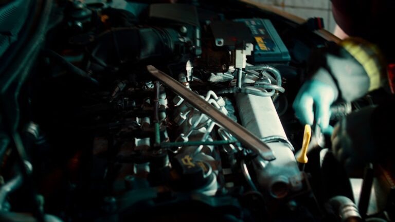 Um Homem Trabalhando Em Uma Maquina Em Uma Garagem 6EyIkrhmS Q