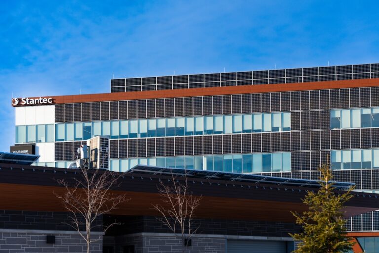 Predio Moderno De Escritorios Com Logo Da Stantec Sob Ceu Azul GKmTkQmUatA