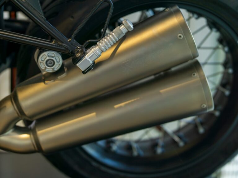 Os Tubos De Escape Da Motocicleta Sao Exibidos Com Destaque 3f2a5InEUN4