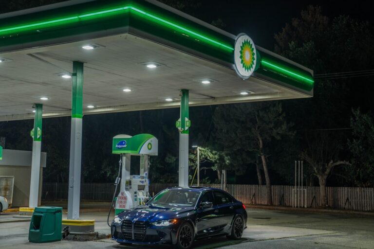 Um Carro Em Um Posto De Gasolina Bp a Noite GYHcvhKxmrY