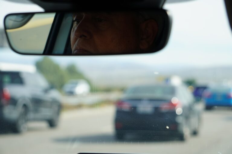 Reflexo Do Motorista Visivel No Retrovisor Durante O Transito sm_kkLUulzU