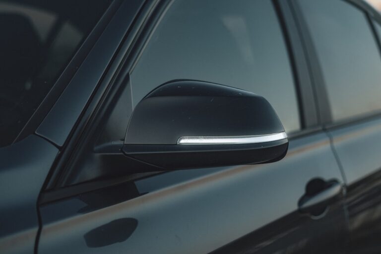 Espelho Lateral De Um Carro Moderno Com Luzes Led pic_MwuIrnE