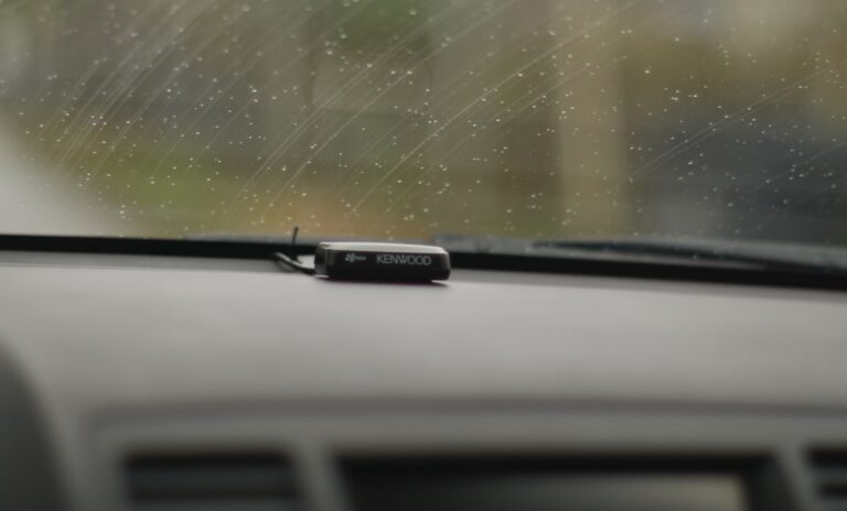 Um Close up De Um Painel De Carro Com Chuva Descendo zDsKzzZagys