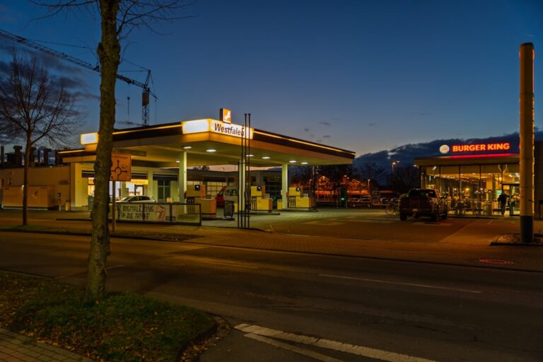 Posto De Gasolina E Burger King Ao Entardecer z6vrqFgFaQU