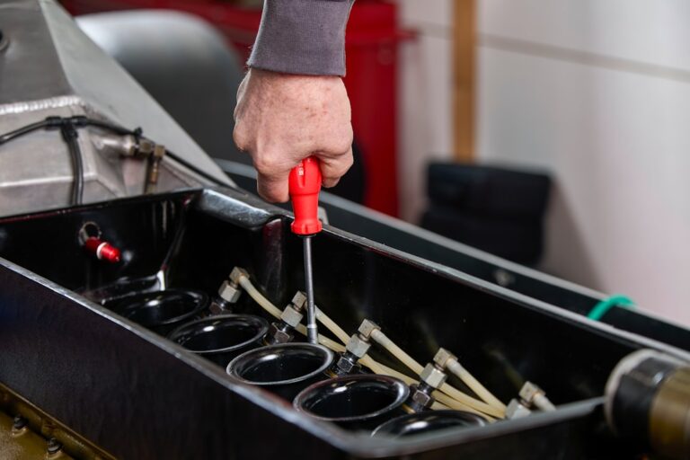 Mecanico Usando Chave De Fenda Na Peca Do Motor jz8UiJBbH40