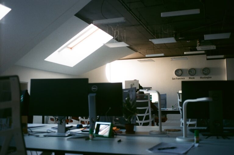 Monitor De Computador De Tela Plana Preta Na Mesa De Madeira Preta fivHgE0dgRI