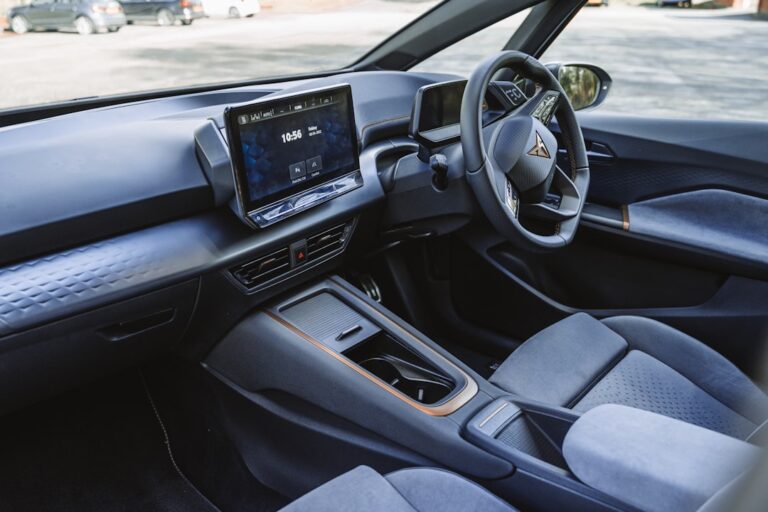 O Interior De Um Carro eLe_lVQstnE