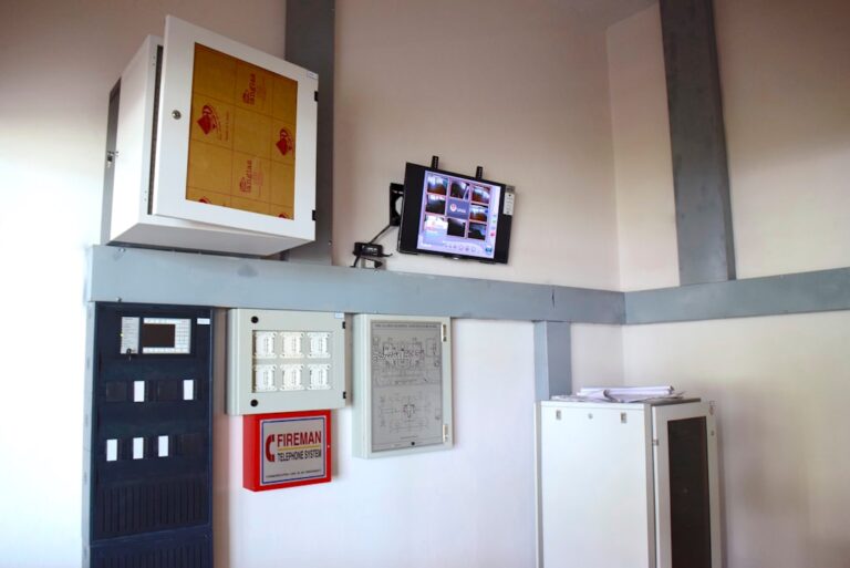 Um Monitor De Computador Sentado Em Cima De Uma Prateleira 2116Y7fsQu0