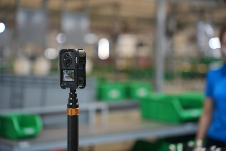 Camera De Acao Em Um Poste Em Um Armazem U0EKpsCoKGo