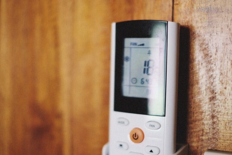 Um Console De Jogos Portatil Branco 03yJ qaI0aA