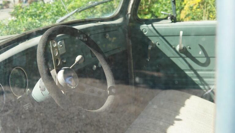 Interior De Um Carro Verde Velho Com Volante nnYCLBH4c5E