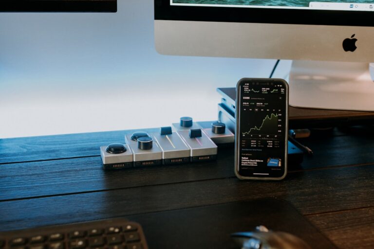 Um Controle Remoto Sentado Ao Lado De Um Monitor De Computador w3WnEO4FNuo