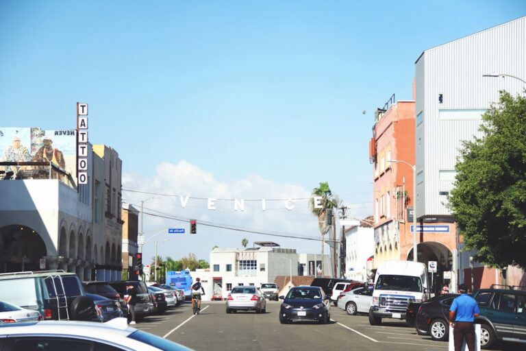 Uma Rua Cheia De Muito Trafego Ao Lado De Predios Altos W6Nh2akeEgM