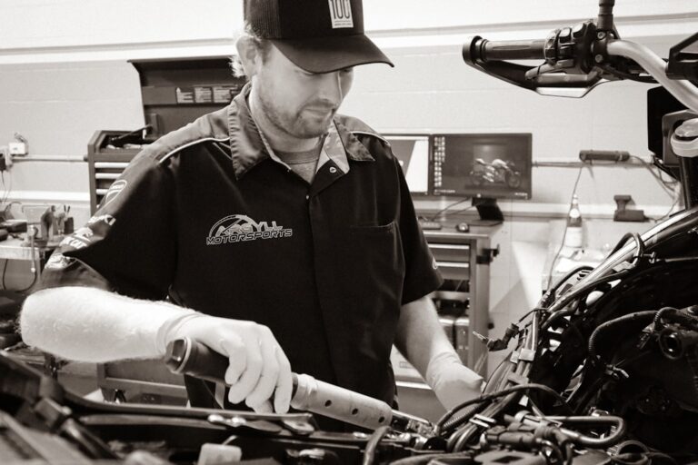 Um Homem Que Trabalhava Em Uma Motocicleta Em Uma Garagem rRPv kgXCKI