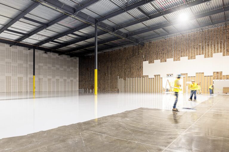 Dois Trabalhadores Da Construcao Civil Em Um Grande Galpao Vazio PSm6rSOHXRo