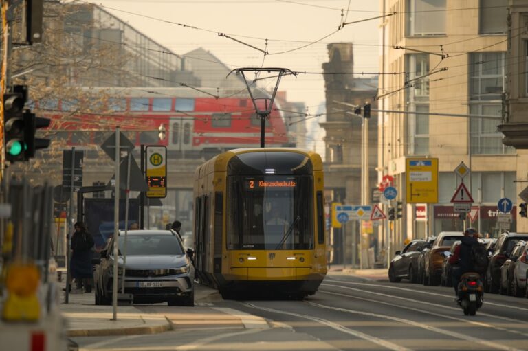 Bonde Amarelo Na Rua Da Cidade Com Carros E Trem Dg V1PfgXrI