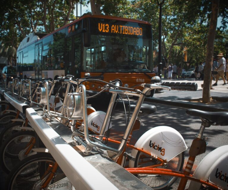 Onibus Perto De Bicicletas CsC6CfiYKF0