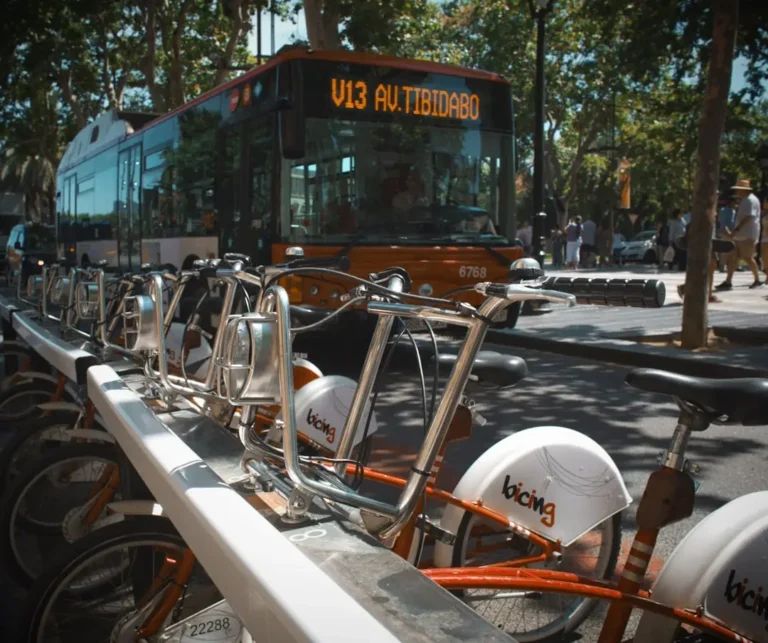 Onibus Perto De Bicicletas CsC6CfiYKF0